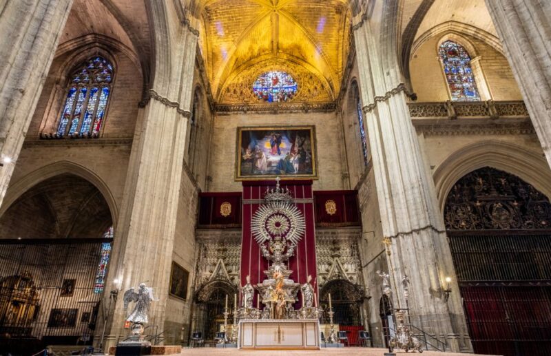 Seville: Small-Group Cathedral and Giralda Tour with Tickets - Discovering the Iconic Seville Cathedral’s Gothic Grandeur