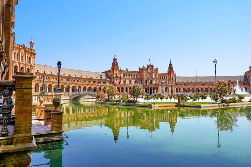 Seville: Small-Group City Highlights Walking Tour - Relaxing Walk through Parque de María Luisa