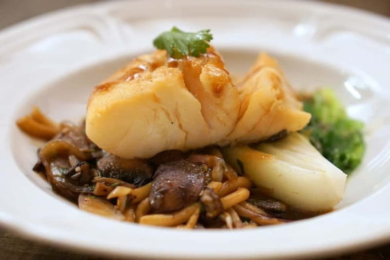 Seville: Tapas Walking Tour with Traditional Flamenco Show - Flamenco in an Intimate Venue: A Passionate Performance