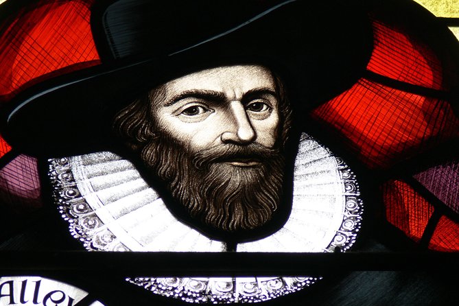 Shakespeare in the City Walk - In Shakespeare's footsteps North of the Thames - The Hidden Totem Pole Made from a Shakespeare Speech