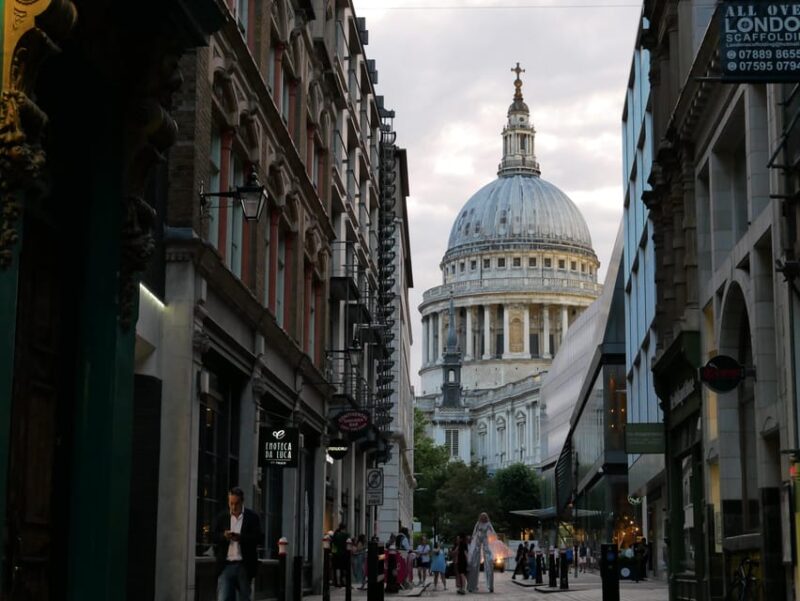 Shakespeare's London: Walking Tour - The Guide: A Blend of Knowledge and Performance