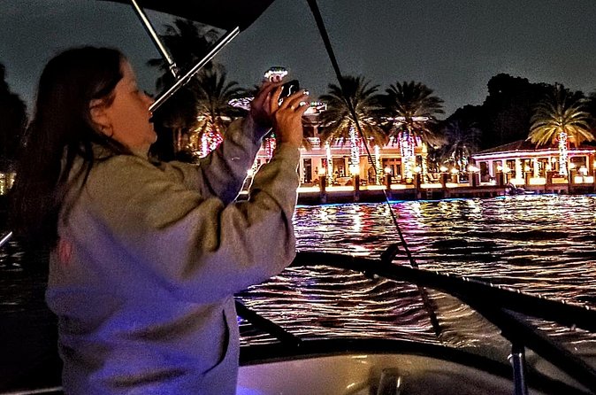 SHARED - 2h Holiday Lights Cruise Tour in Fort Lauderdale (6pax) - Expert Capitan Wally and Local Insights