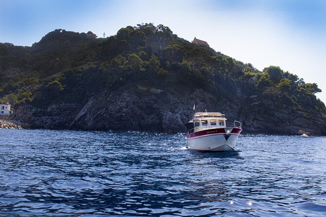 Shared capri tour ,swimming and visit of many caves - Visiting the Green Grotto, Natural Arch, and Lighthouse