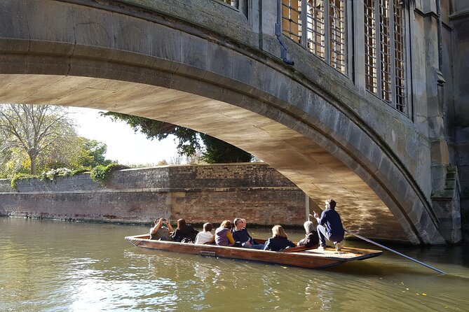 Shared Guided Punting Tour of Cambridge - Navigating the Stops: A Closer Look at Notable Sites