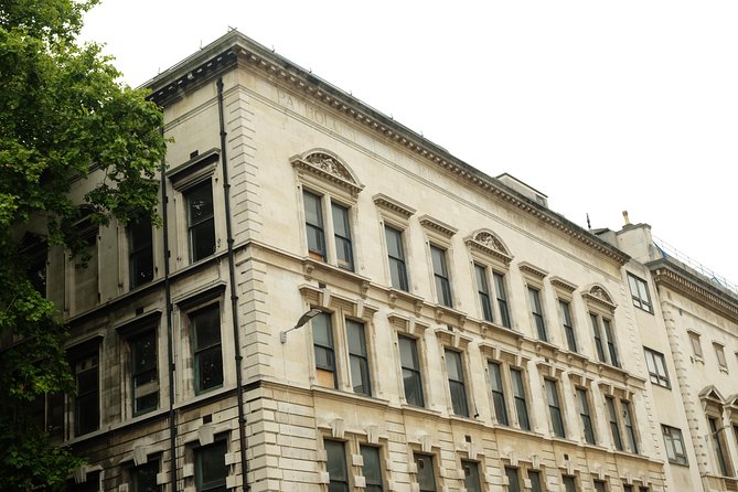 Sherlock Holmes Private Guided Tour - BBC Series & Traditional Locations - The Sherlock Holmes Statue: A Global Fan Meeting Point