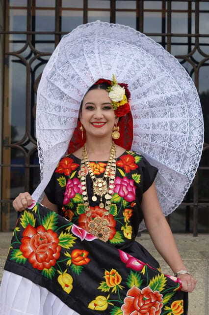 Show off your beauty wearing a typical Oaxacan costume + photo session - The Process: From Dressing to Final Shots