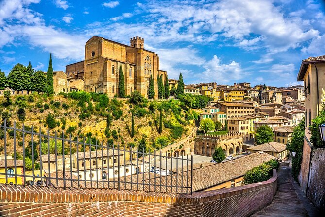 Siena Private Walking Tour With A Professional Guide - Key Points
