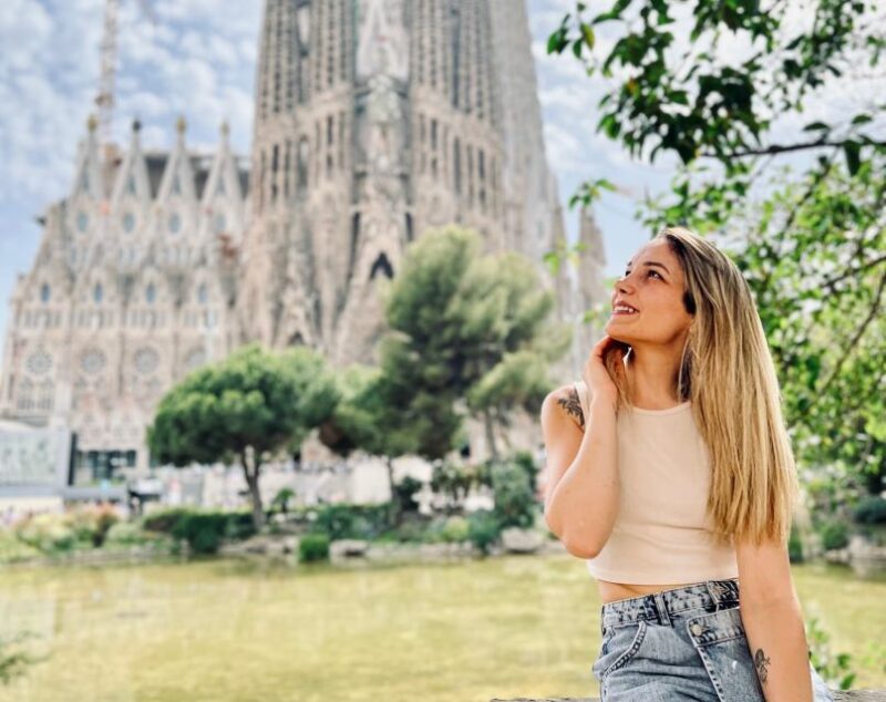 Sightseeing Barcelona by Bike, Photo-shooting & Tapas - Start at Plaça de George Orwell for a Well-Planned Kickoff