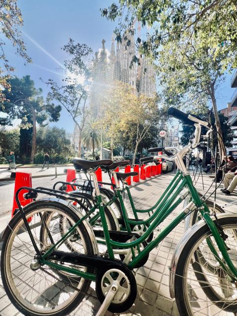 Sightseeing Barcelona by Bike, Photo-shooting & Tapas - Professional Photography and Custom Shots at Every Stop