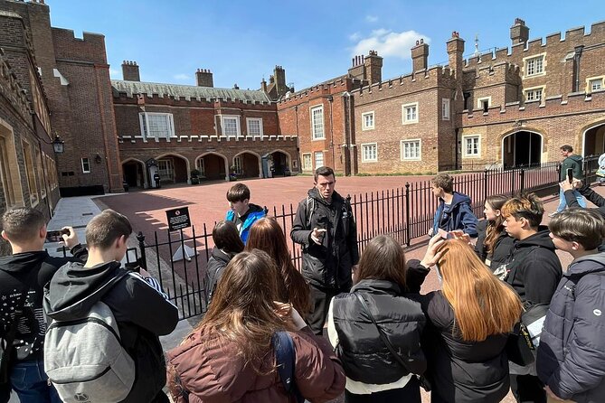 Sightseeing tour of London - in clear, slow English - The Historic Walls of St. James’s Palace