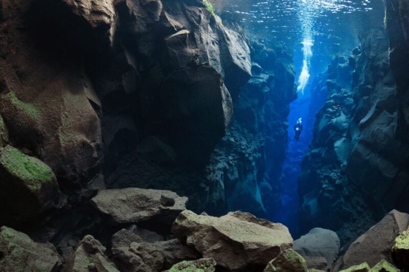Silfra: Diving Between Tectonic Plates - The Experience of Diving in Cold Water with Dry Suits