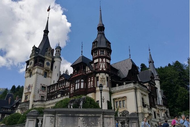 Sinaia and Brasov in one day - The Tour Guide and Group Atmosphere