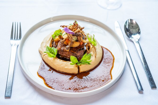 Sinatra Tribute Show and Dinner Experience in Manes - The Atmosphere: Elegance Meets Calmness