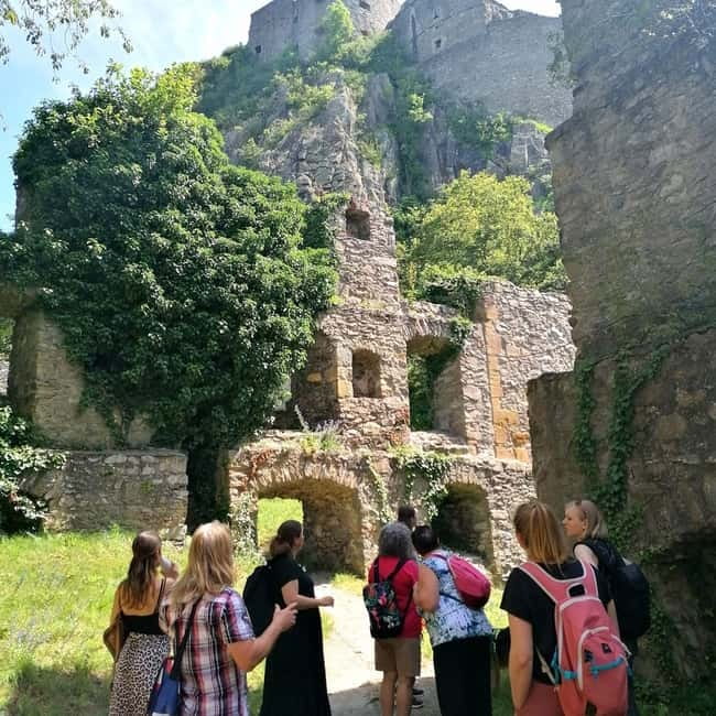 Singen: Guided tour of the Hohentwiel fortress ruins with a castle researcher - Starting Point at the Hohentwiel Information Center