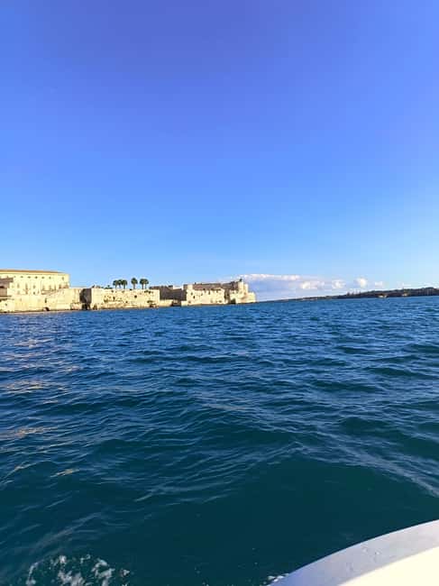 Siracusa: Christmas Boat Tour with "Spumante and Pandoro" - Additional Tips and Restrictions