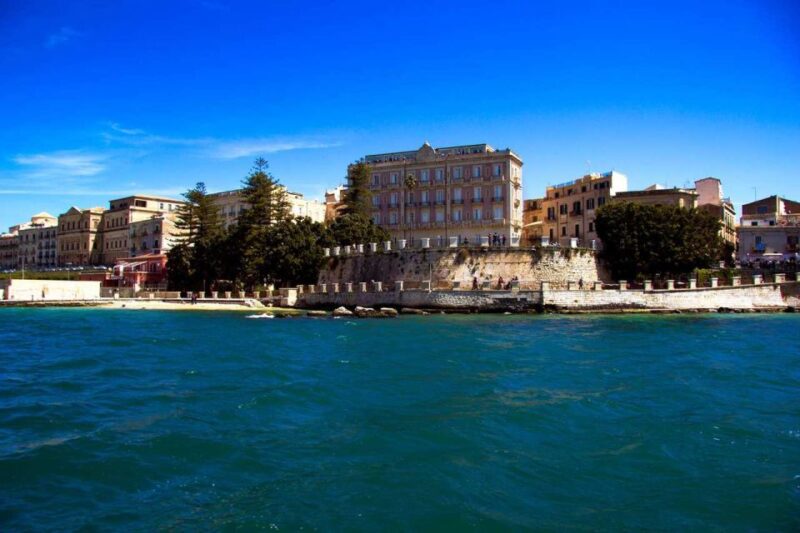 Siracusa: Ortygia Island Boat Tour with Grotto Visit - The Role of the Guides and Skippers