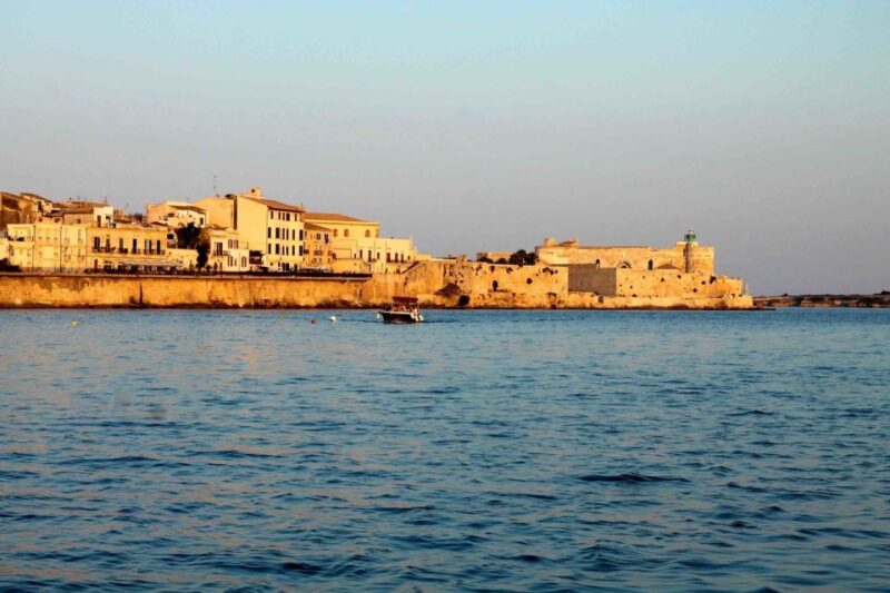 Siracusa: Ortygia Island Boat Tour with Grotto Visit - The Experience of Viewing Syracuse’s Historic and Natural Sights