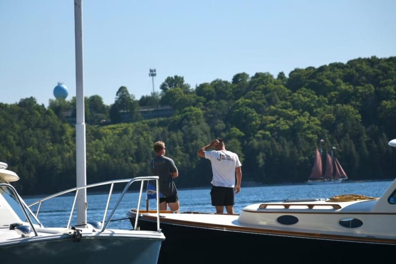 Sister Bay: 25' Pontoon Rental - Boat Features and Comfort for Relaxed Cruising