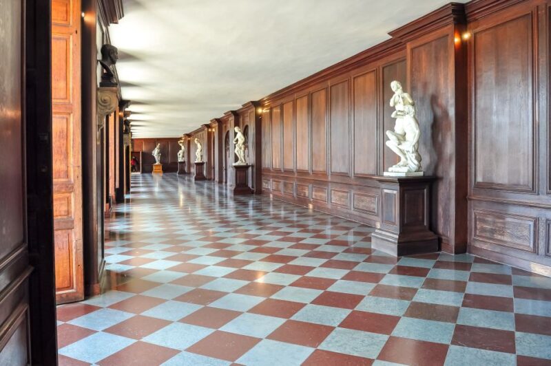 Skip-the-line Hampton Court Palace from London by Car - Discover Tudor Heritage at Hampton Court Palace with Private Transfers