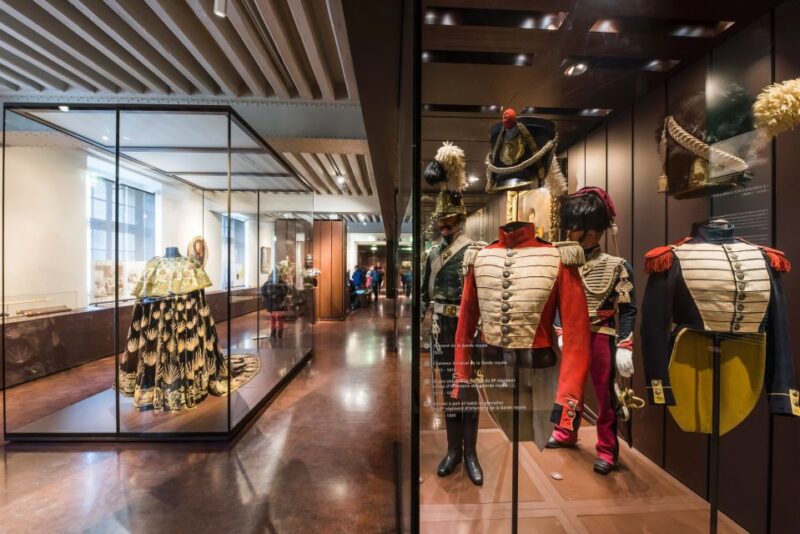 Skip-the-line Les Invalides Guided Tour Semi Private 8ppl - Facing Armies and Weaponry from the World Wars