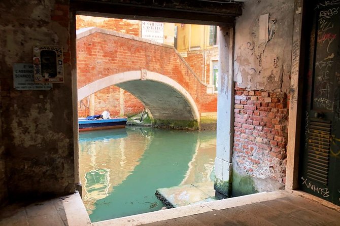 Skip the Line: Morning Venice Gondola Ride, Walking Tour & St Mark's Basilica - The Gondola Ride: Scenic Views and Practicalities