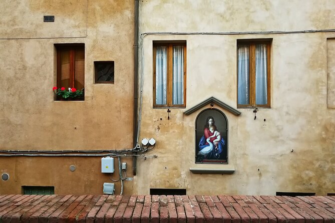 Skip the Line: Siena Duomo and City Walking Tour - The Architecture and External Views of Palazzo Chigi Saracini