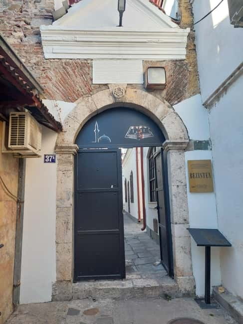 Skopje: Old town walking tour & Food tasting - Starting Point at the Museum of the Macedonian Struggle for Independence