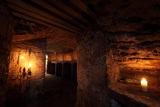 Small Group Edinburgh Night Walking Tour with Haunted Vaults - The Guide’s Role in Creating a Spooky Atmosphere