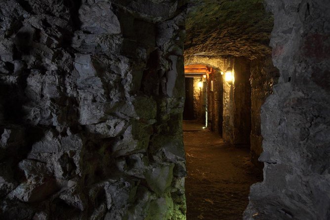 Small Group Edinburgh Night Walking Tour with Haunted Vaults - Group Size and Tour Logistics