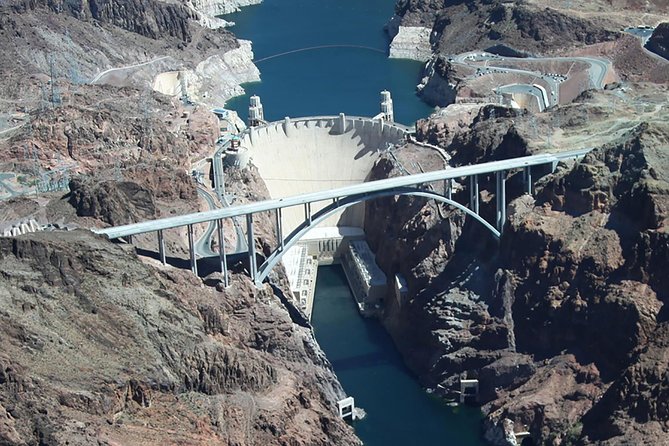 Small Group El Dorado Canyon, 7 Magic Mountains & Hoover Dam Tour - Lake Mead: Scenic Views of a Massive Reservoir