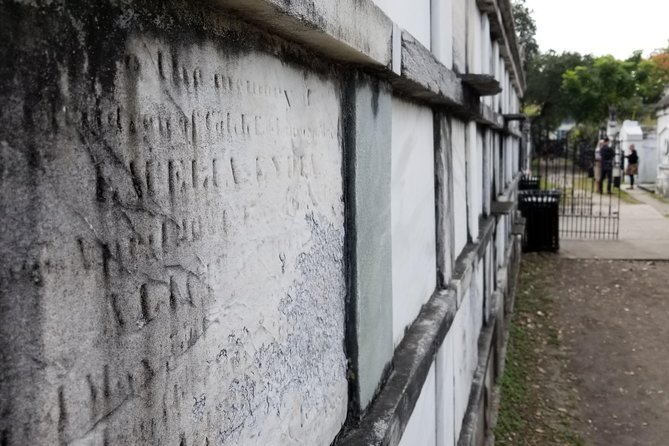 Small-Group Glamorous Garden District Tour - Tour Accessibility and Booking