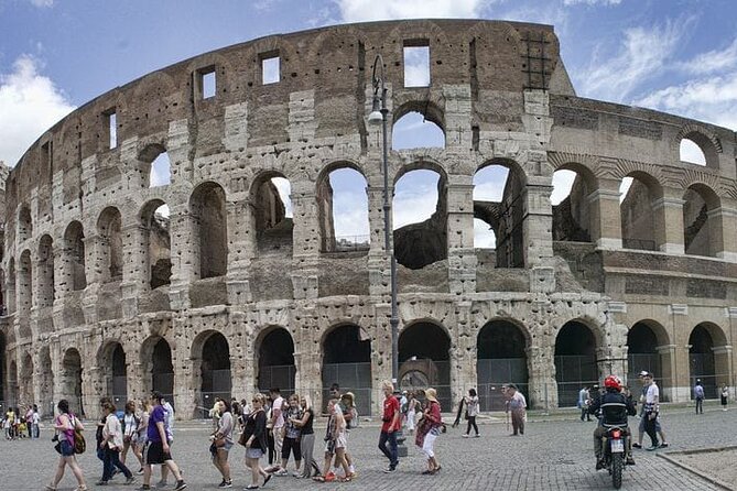 Small Group Guided Tour to the Colosseum, Roman Forum and Palatine Hill - Exploring the Roman Forum and Monte Palatino