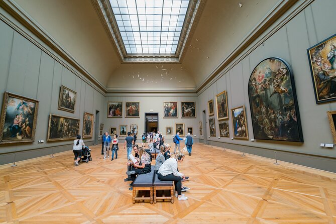 Small-Group Louvre Museum Masterpieces Tour with Reserved Access - Navigating the Crowds with the Small Group Advantage