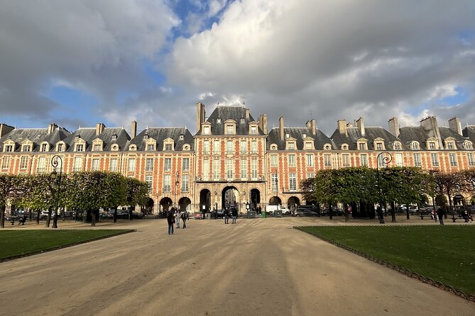 Small Group Marais/Place des Vosges Walking Tour -10 people max - Exploring the Hotel de Sully and Place des Vosges