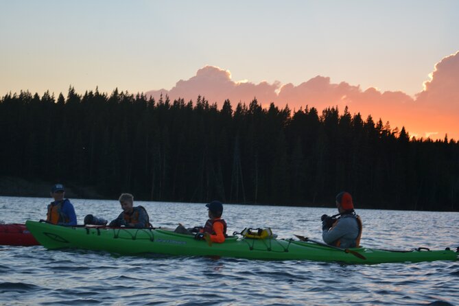 Small-Group Sunset Kayaking Tour on Lake Yellowstone - All-Inclusive Gear and Snacks for Comfort