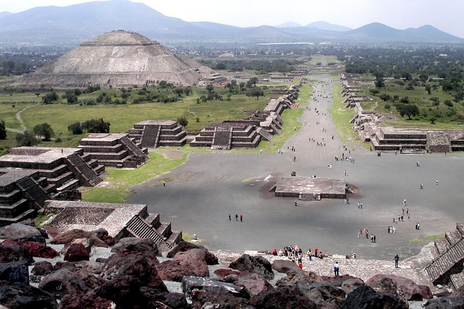 Small Group: Teotihuacan Pyramids and Shrine of Guadalupe with Lunch - Visiting the Basilica of Our Lady of Guadalupe