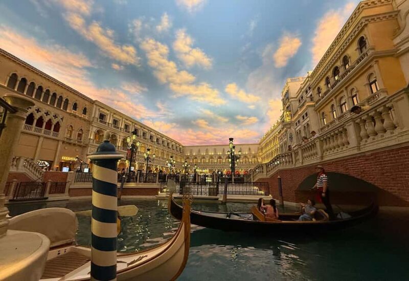 Small Group Vegas Strip Walking Tour with Free Drink - Key Points