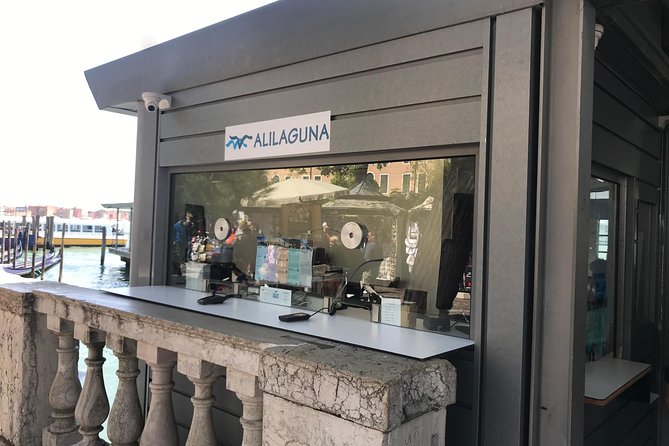 Small Group Venice Grand Canal Panoramic Tour - Passing Under Venice’s Iconic Bridges