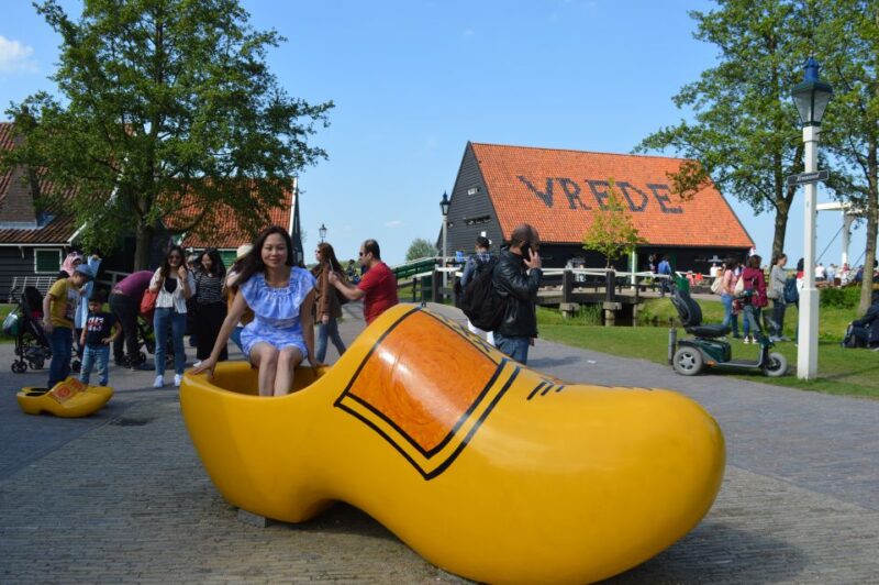 Small Group Zaanse Schans & Volendam Tour w/ Hotel Pick up - The Richness of Dutch Culture: Demonstrations and Souvenirs