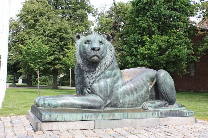 Sofia: Communist History Walking Tour - The National Palace of Culture and Soviet Symbols
