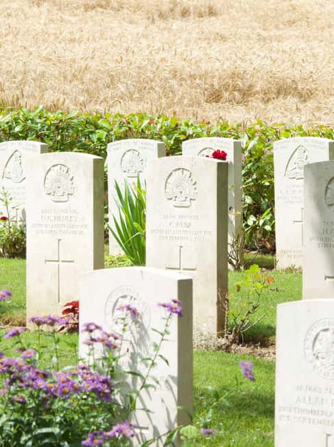 Somme: Visit the battlefields - The Thiepval Memorial and Cemeteries: Honoring the Fallen
