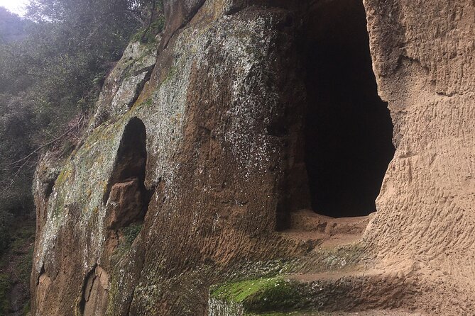 Sorano and its wonders, The Vie Cave and wine cellars - Starting at the Heart of Sorano: From the Fortress to the Vie Cave
