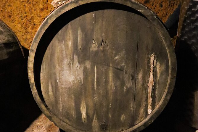 Sorano and its wonders, The Vie Cave and wine cellars - Visiting the Cantina della Luce: Wine Tasting with Local Artisans
