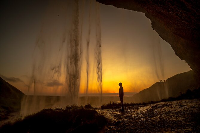 South Iceland Highlights and Northern Lights Combo Full-Day Tour - Lunch Break in Vík Village