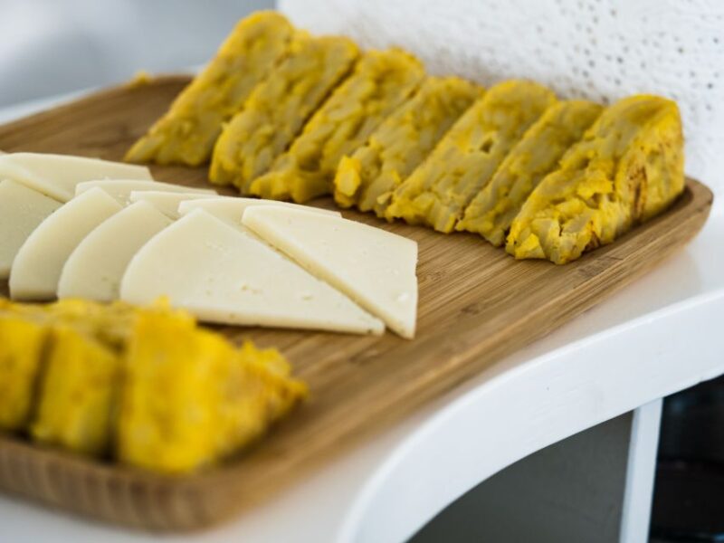 Southeast Fuerteventura: Boat Cruise with Lunch and Drinks - Onboard Dining: Canarian Flavors and Local Drinks