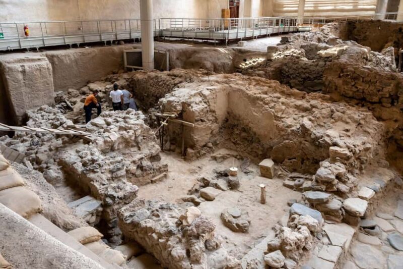 Southern Santorini: Sightseeing Tour of Villages & Beaches - Discovering Akrotiris Ancient Minoan Ruins