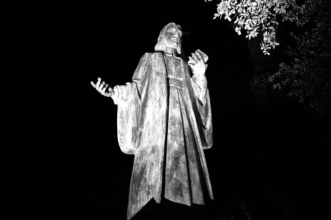 Spanish Moss Haunted Savannah Pub Crawl - Exploring Reynolds Square and the Old Pink House