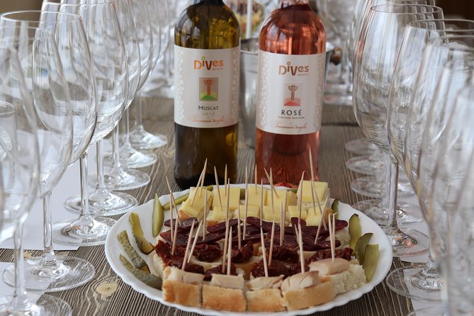 Special History And Wine Tour including Wine Tasting - Logistics: Meeting Point, Group Size, and Accessibility