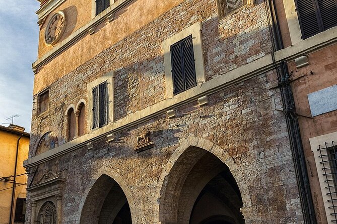 Spello wine tour by tuk tuk in Italian - Strolling through Piazza della Repubblica and Via Giulia