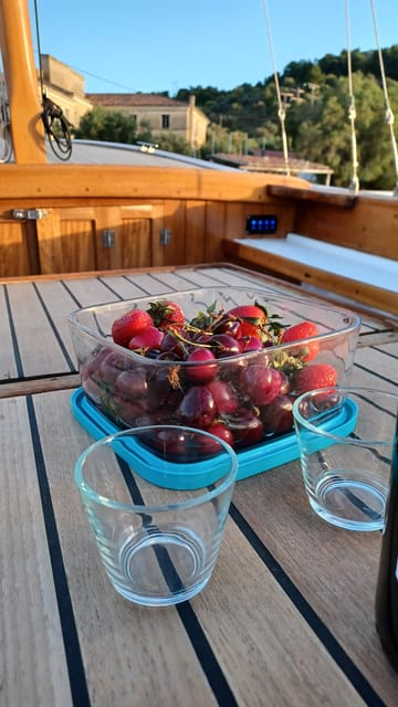 Spetses Island Boat Exploration e-kaiki - Introduction to the Spetses Electric Boat Tour